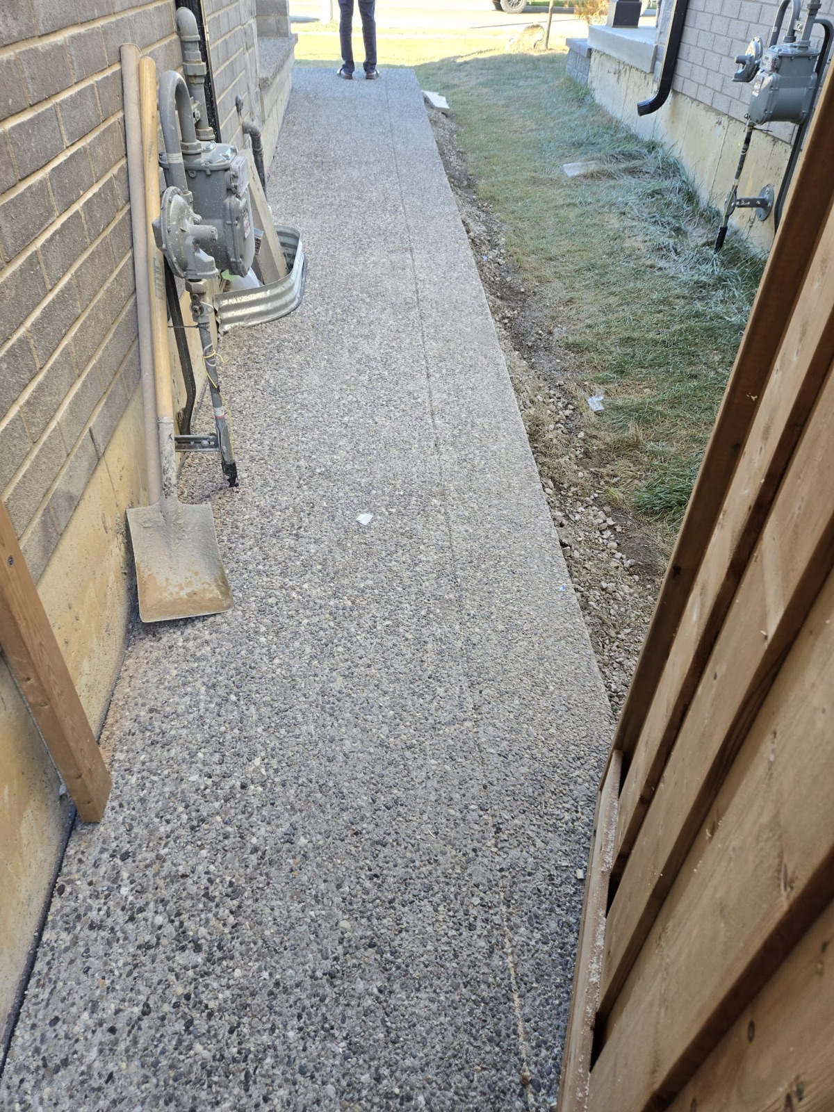 Side exposed aggregate
